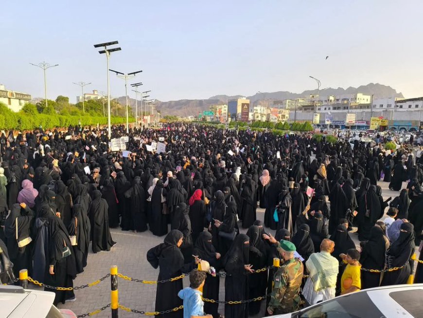 أول تعليق لرئيس الوزراء على تظاهرة عدن النسوية