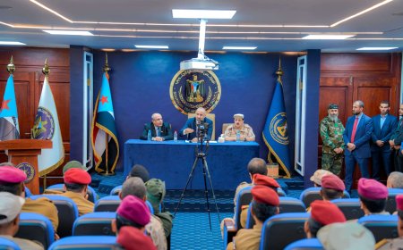 الزُبيدي يرأس اجتماعاً موسعاً بالقادة العسكريين والأمنيين الجنوبيين