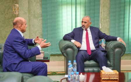 اللواء الزُبيدي يطّلع على خطط البنك المركزي لضبط القطاع المصرفي وحماية العملة الوطنية