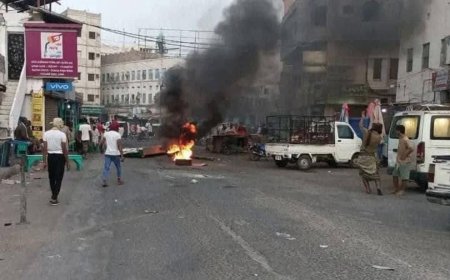 أزمة الكهرباء تُفجر احتجاجات غاضبة في المكلا ومحتجون يقتحمون مبنى السلطة المحلية