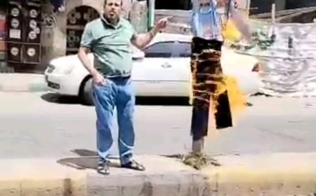 احتجاج بالنار في قلب صنعاء.. شرطي مرور يضرم النار في زيه الرسمي(فيديو)