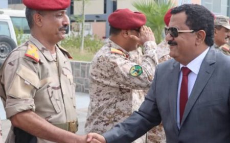 قائد اللواء 201 ميكا يهنئ وزير الدفاع لنيله درجة الدكتوراة 