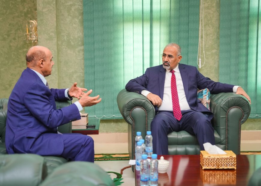اللواء الزُبيدي يطّلع على خطط البنك المركزي لضبط القطاع المصرفي وحماية العملة الوطنية