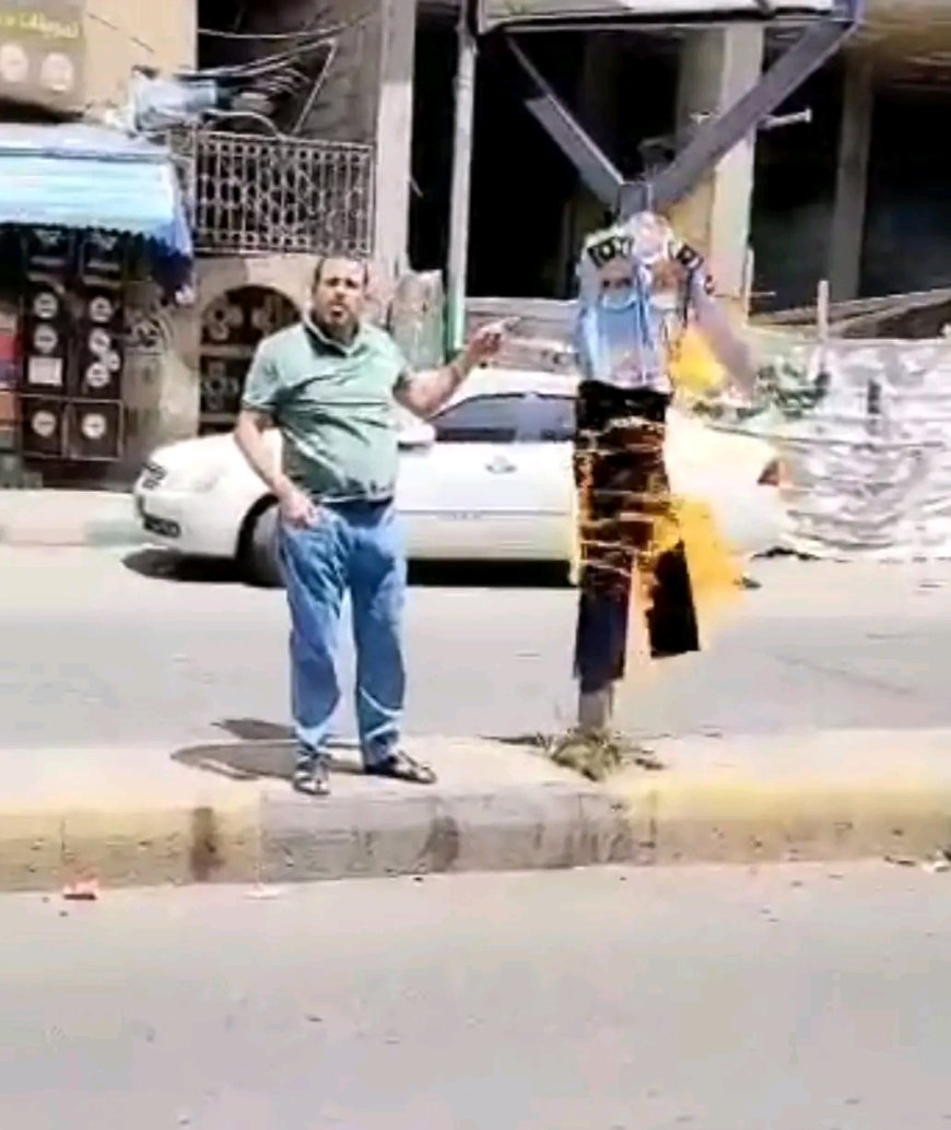 احتجاج بالنار في قلب صنعاء.. شرطي مرور يضرم النار في زيه الرسمي(فيديو)