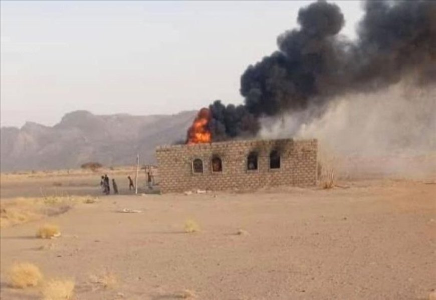 ميليشيات الحوثي تحرق منزل مواطن في الجوف بعد نهب ممتلكاته وتهجير أسرته بالقوة