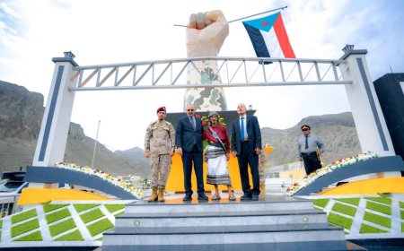 تكريمًا لتضحياته.. الزُبيدي يزيح الستار عن النصب التذكاري للشهيد القائد منير "أبو اليمامة" بالعاصمة عدن