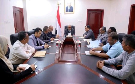 اجتماع حكومي برئاسة رئيس الوزراء يقر عدداً من الإجراءات لاستكمال تنفيذ مشروع إعادة تأهيل ميناء الاصطياد