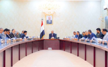 برئاسة اللواء الزُبيدي..اللجنة العليا للإيرادات تشدد على إلزام كافة الجهات الحكومية بتوريد إيراداتها إلى البنك المركزي