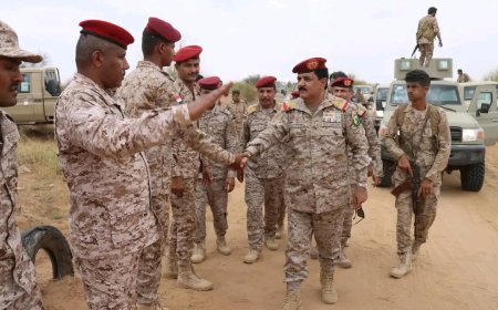 وزير الدفاع ينفذ زيارة ميدانية تفقدية لجبهات المنطقة العسكرية الخامسة 