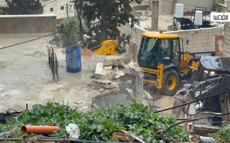 الاحتلال الإسرائيلي يهدم محلات تجارية في الظاهرية جنوب الخليل