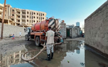 منظمة صُنّاع النهضة تواصل جهودها لشفط مياه الأمطار ورفع مخلفات السيول في عدن