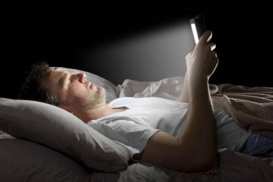 تصفح مواقع التواصل قبل النوم.. عادة شائعة تهدد نومك!