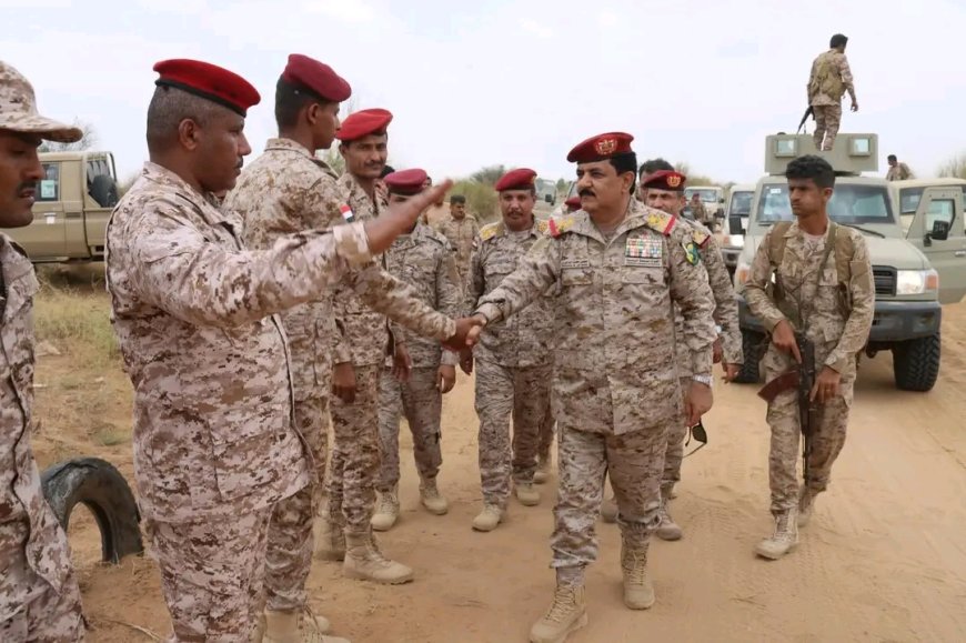 وزير الدفاع ينفذ زيارة ميدانية تفقدية لجبهات المنطقة العسكرية الخامسة 