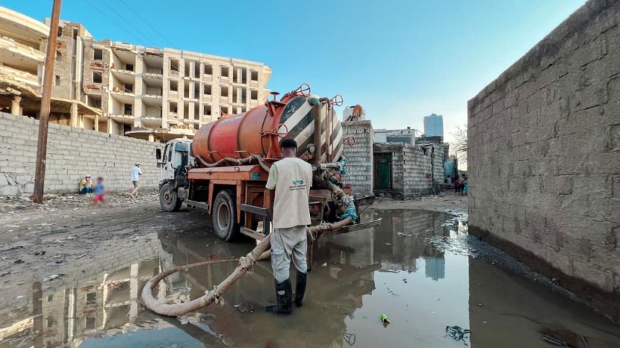منظمة صُنّاع النهضة تواصل جهودها لشفط مياه الأمطار ورفع مخلفات السيول في عدن