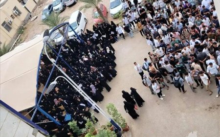 طلاب جامعة العلوم والتكنولوجيا بعدن ينفذون إضرابًا احتجاجًا على ارتفاع الرسوم (فيديو)
