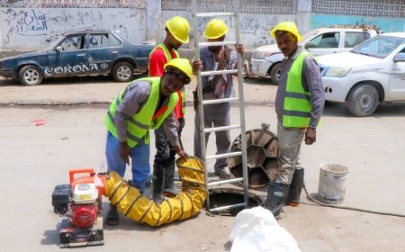 حملة شاملة لتنظيف شبكات الصرف الصحي بالعاصمة عدن لتحسين الخدمات وحماية البيئة