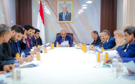 اللواء الزُبيدي يقود اجتماع الإيرادات: خطوات حاسمة لتعزيز الموارد وضمان استقرار الكهرباء في عدن