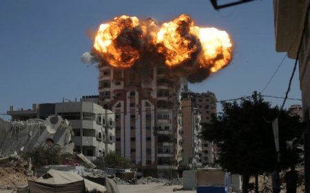 غارات إسرائيلية عنيفة على غزة و تدمير واسع للمباني السكنية