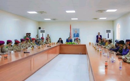 وزير الدفاع ومحافظ شبوة يترأسان اجتماعا للجنة الأمنية في محافظة شبوة