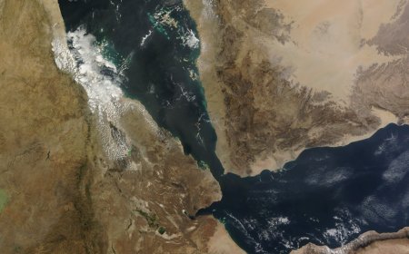 هجوم على سفينة تجارية جنوب شرقي عدن واشتعال النيران على متنها