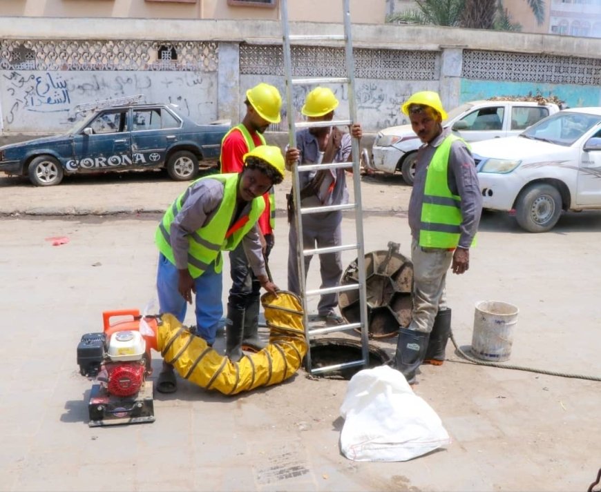 حملة شاملة لتنظيف شبكات الصرف الصحي بالعاصمة عدن لتحسين الخدمات وحماية البيئة