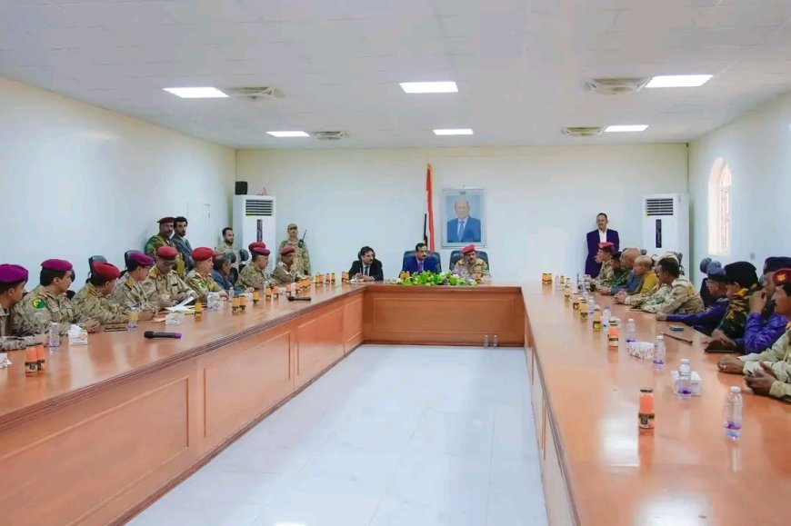 وزير الدفاع ومحافظ شبوة يترأسان اجتماعا للجنة الأمنية في محافظة شبوة