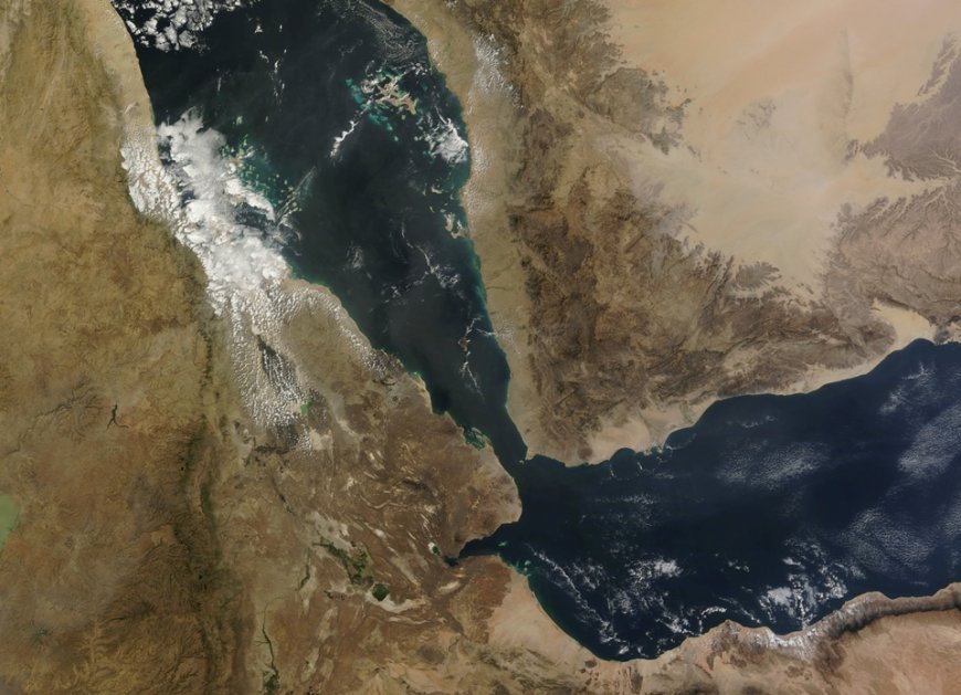 هجوم على سفينة تجارية جنوب شرقي عدن واشتعال النيران على متنها