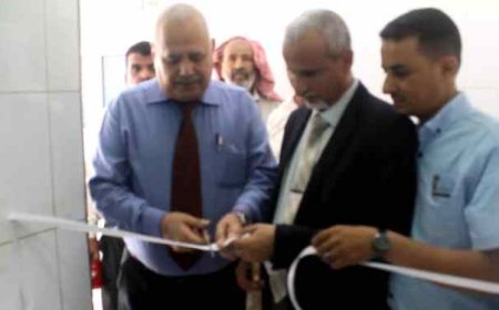 الوكيل الشبحي والدكتور البيشي يدشنان المخيم الطبي المجاني لمرضى السكر والضغط والقلب في مجمع خور مكسر