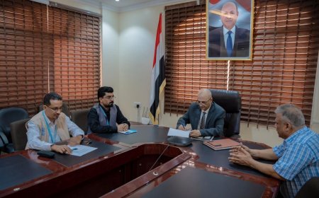 وزير المياه والبيئة يوقّع اتفاقيتين لتنفيذ مشروعين حيويين في مأرب وأبين