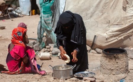 تقرير يكشف الوجه الخفي للأزمة الاقتصادية في عدن: تجويعٌ في الداخل وثراءٌ فاحش في الخارج