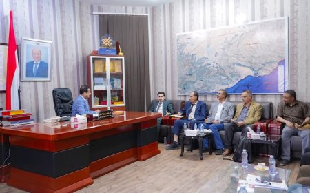 محافظ شبوة يبحث مع نائب وزير المياه والبيئة تعزيز مشاريع البنية التحتية والخدمات الحيوية