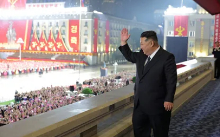 كوريا الشمالية تنظم عرضاً عسكرياً وتعرض صاروخاً عابراً للقارات