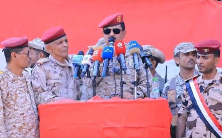 وزير الدفاع يطلع على الجاهزية القتالية والفنية لمحور تعز 