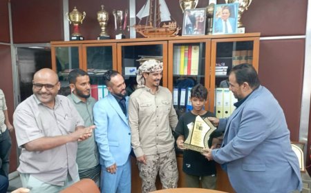 شركة النفط اليمنية فرع عدن تكرم بطل الفروسية صالح الجمهوري بدرع تقديري