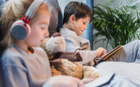 جيل الشاشات.. عندما تتحول الإضاءة الزرقاء إلى خطرٍ صامت يهدد الطفولة