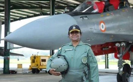 "رسالة إلى باكستان".. رئيسة الهند تقود طائرة مقاتلة استخدمت في عملية "سندور" العسكرية