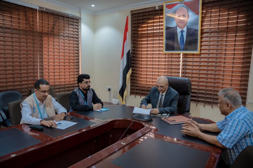 وزير المياه والبيئة يوقّع اتفاقيتين لتنفيذ مشروعين حيويين في مأرب وأبين
