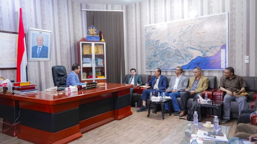محافظ شبوة يبحث مع نائب وزير المياه والبيئة تعزيز مشاريع البنية التحتية والخدمات الحيوية