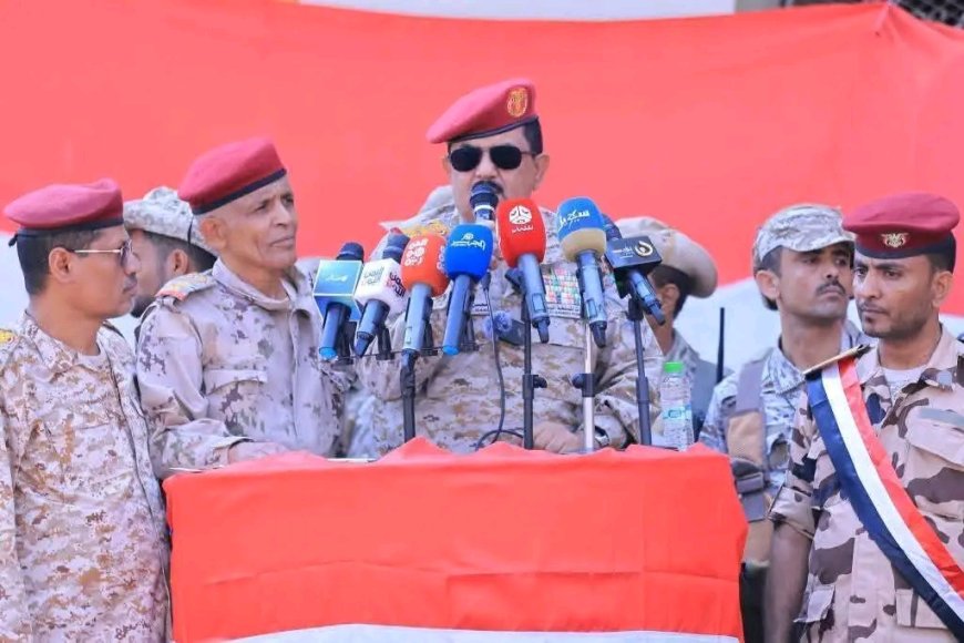 وزير الدفاع يطلع على الجاهزية القتالية والفنية لمحور تعز