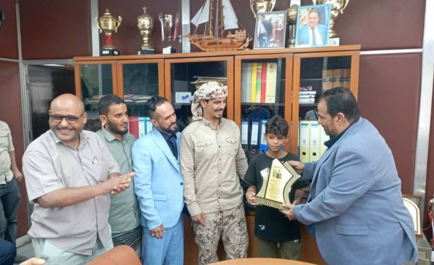 شركة النفط اليمنية فرع عدن تكرم بطل الفروسية صالح الجمهوري بدرع تقديري