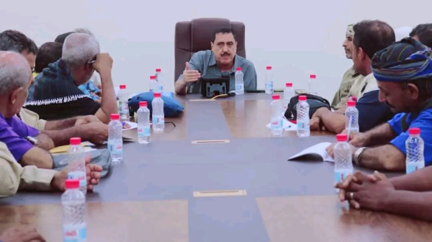 مدير أمن العاصمة عدن يلتقي اللجان المجتمعية لمديرية خور مكسر ويؤكد على مواصلة التنسيق والعمل المشترك