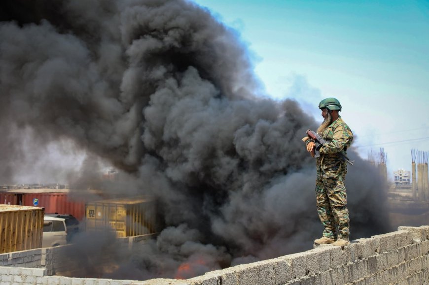 القوات الأمنية في عدن تتلف أطنان من المخدرات قبل تهريبها إلى الحوثيين