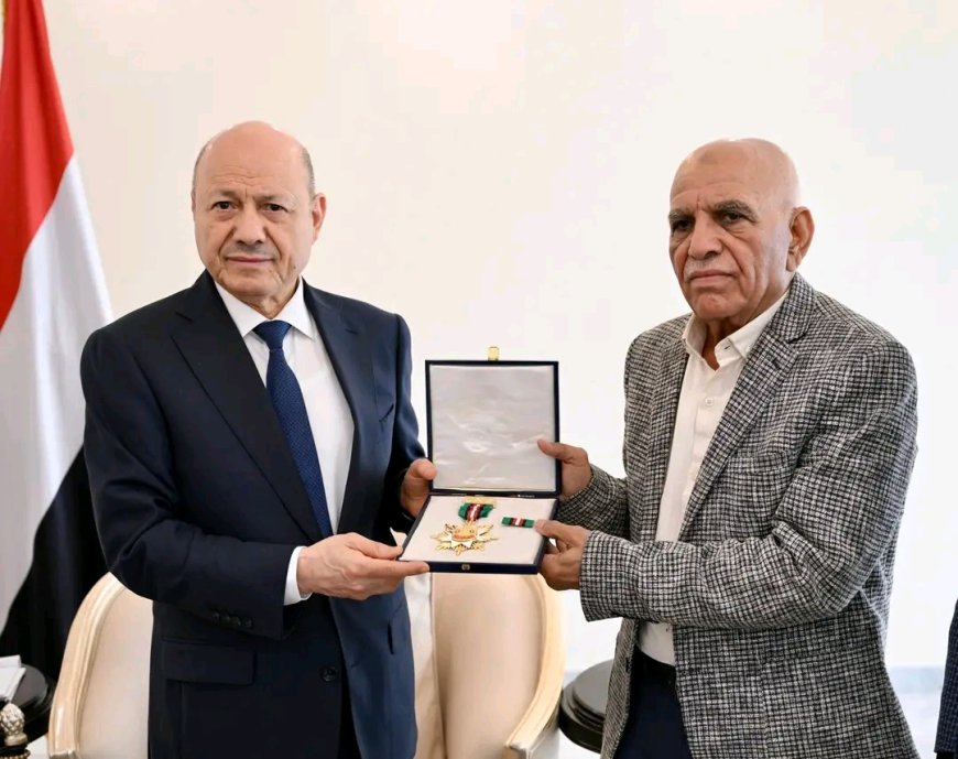 رئيس مجلس القيادة يمنح الشهيدة افتهان المشهري وسام الواجب تقديراً لتضحياتها في الخدمة العامة