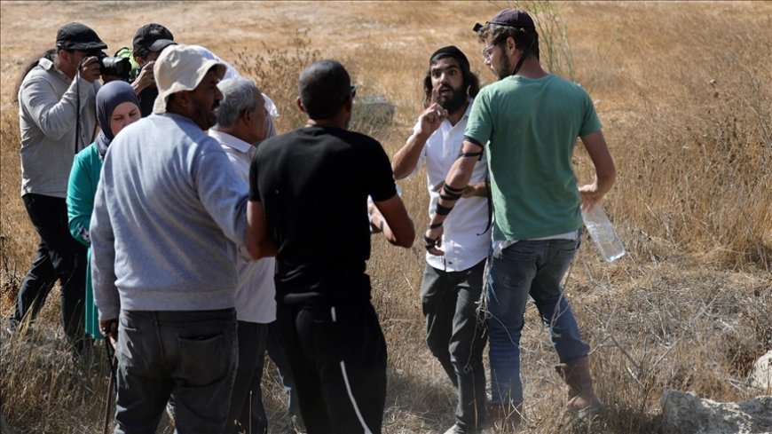 الإحتلال الإسرائيلي يمنع المزارعين الفلسطنيين من الوصول إلى مزارعهم و المستوطنون يستمرون في اعتداءاتهم على قاطفي الزيتون