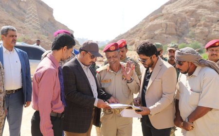 محافظ حضرموت وقائد المنطقة العسكرية الثانية يطلعان على مخطط أراضي شهداء حضرموت
