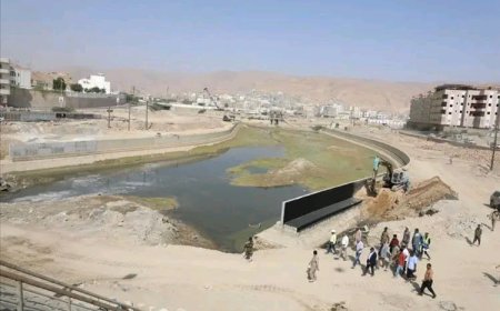 محافظ حضرموت يتفقد مشروع خور المكلا  ويوجّه بإزالة العوائق التي تعترض سرعة الانجاز