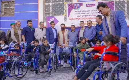 المحافظ بن الوزير يدشن توزيع 442 كرسيًا متحركًا للطلاب من ذوي الإعاقة.