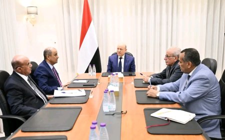 العليمي يرأس اجتماعاً هاماً مع رئيس الوزراء ومحافظ البنك المركزي لمناقشة الإصلاحات الاقتصادية