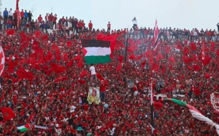 جماهير الجيش الملكي ترفع العلم الفلسطيني في ملعب الرباط تضامناً مع غزة
