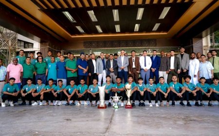 محافظ عدن يستقبل فريق وحدة عدن بطل دوري عدن الممتاز ويشيد بإنجازه